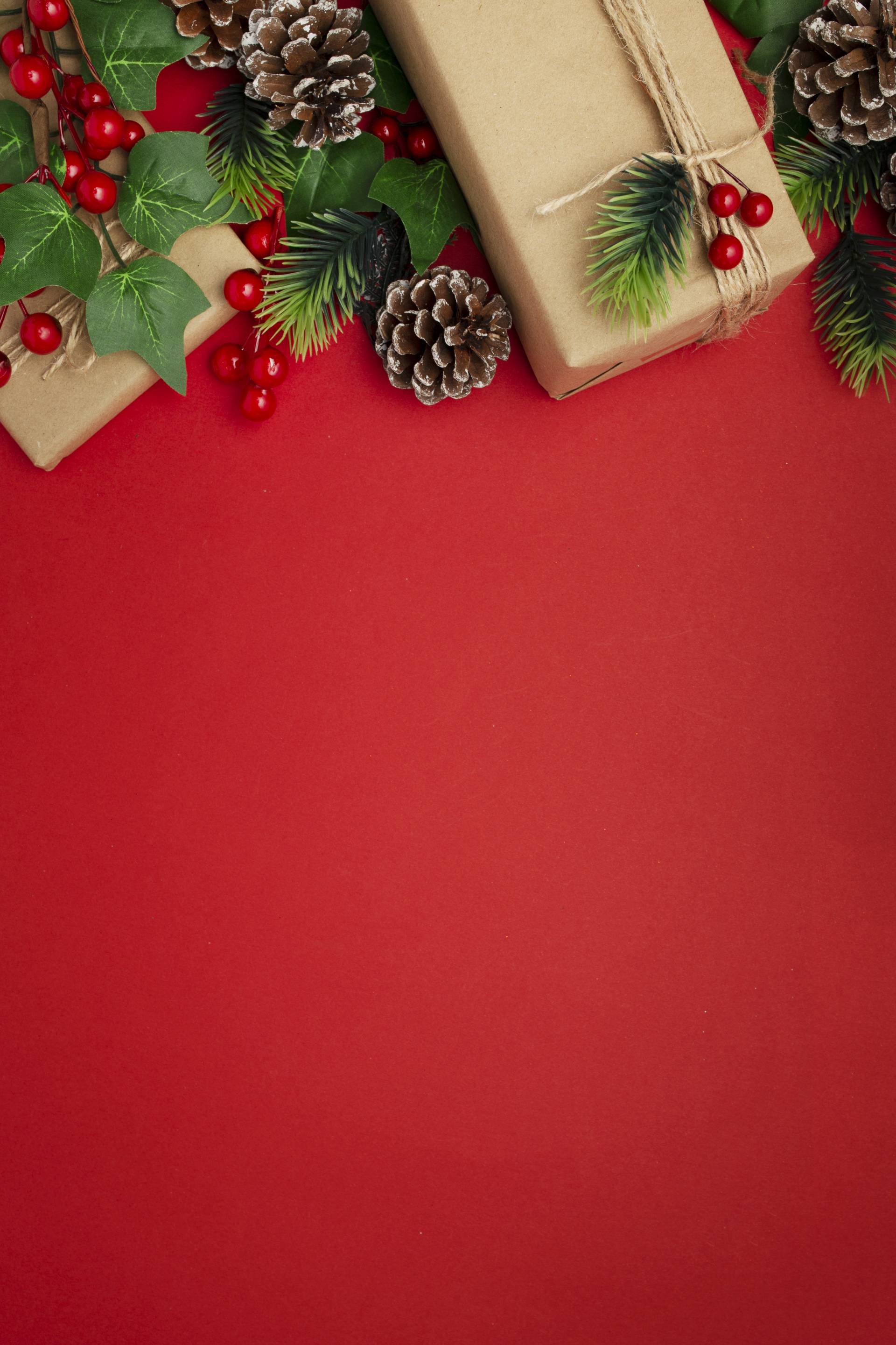 Muerdago Pinas Y Regalos De Navidad En Mesa Roja